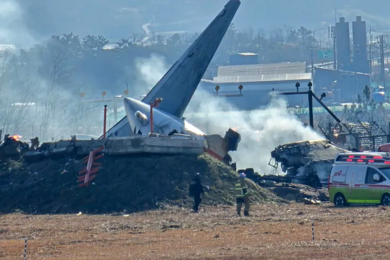 كوريا الجنوبية توقف طائرات بوينغ 737-800 بعد كارثة جوية أودت بحياة 179 شخصًا