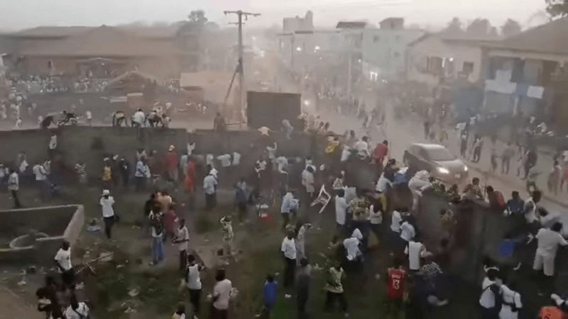 مقتل 56 شخصاً في صدامات دامية خلال مباراة لكرة القدم في غينيا