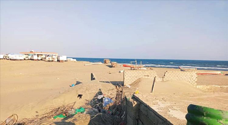أبين .. مليشيات الإنتقالي تبسط على أراضي منطقة الشيخ عبدالله بقوة السلاح