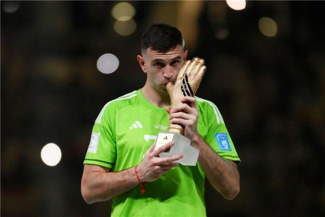 الارجنتيني مارتينيز يفوز بجائزة “ذا بيست” لأفضل حارس بالعالم