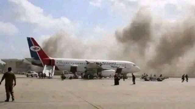“وُصِفَ بالمعجزة”: طيار يمني يهبط بطائرته في مطار صنعاء الدولي وسط القصف والدخان بعد انقطاع الاتصال (صورة)