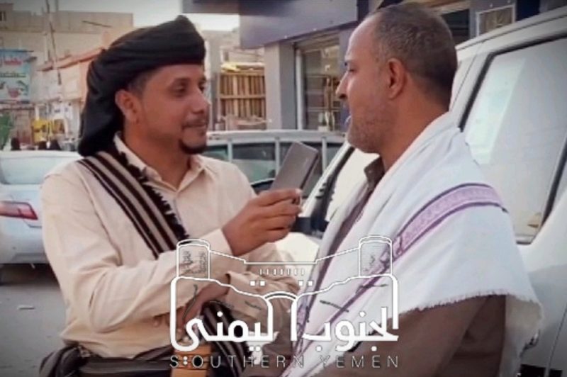 مأساة تدمي القلوب .. “معلم عدني” يبحث عن لقمة العيش في شوارع شبوة .. (تفاصيل)
