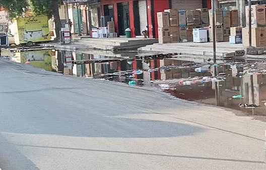 “كل 3 أيام”.. حي في عدن يغرق في مياه الصرف الصحي.. هل من حل؟