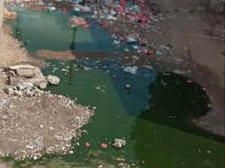 عدن: المدينة البيضاء تغرق في مستنقع الصرف الصحي وسكان يستغيثون