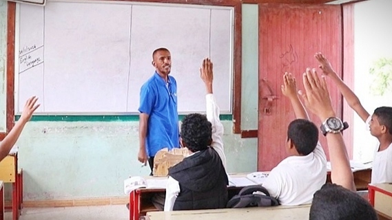 أبين: انقطاع الرواتب يثقل كاهل المعلمين ويهدد العملية التعليمية
