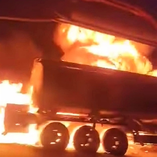 الجوف: حريق يلتهم قاطرة محملة بالمشتقات النفطية وسائقها يُصاب.. “الإسم والتفاصيل”