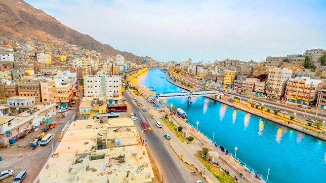 إندلاع حريق في مبنى إدارة الإتصالات بحضرموت