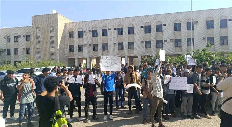 عدن.. احتجاجات لطلاب الهندسة للمطالبة بوضع حد لتعسفات نائب عميد شؤون الطلاب