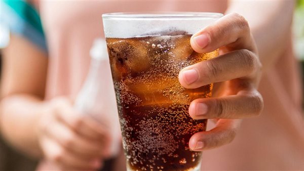 خطر الإفراط في شرب المياه الغازية .. صحتك على المحك