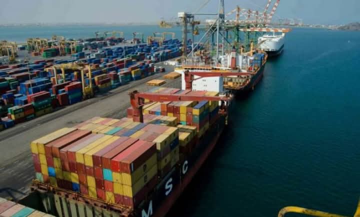 الحكومة: موانئ عدن وحضرموت جاهزة لاستقبال سلاسل الإمداد وتأمينها إلى مناطق الحوثيين