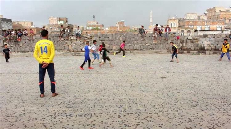 شيخ قبلي يفض نزاع في مباراة كرة قدم بذمار