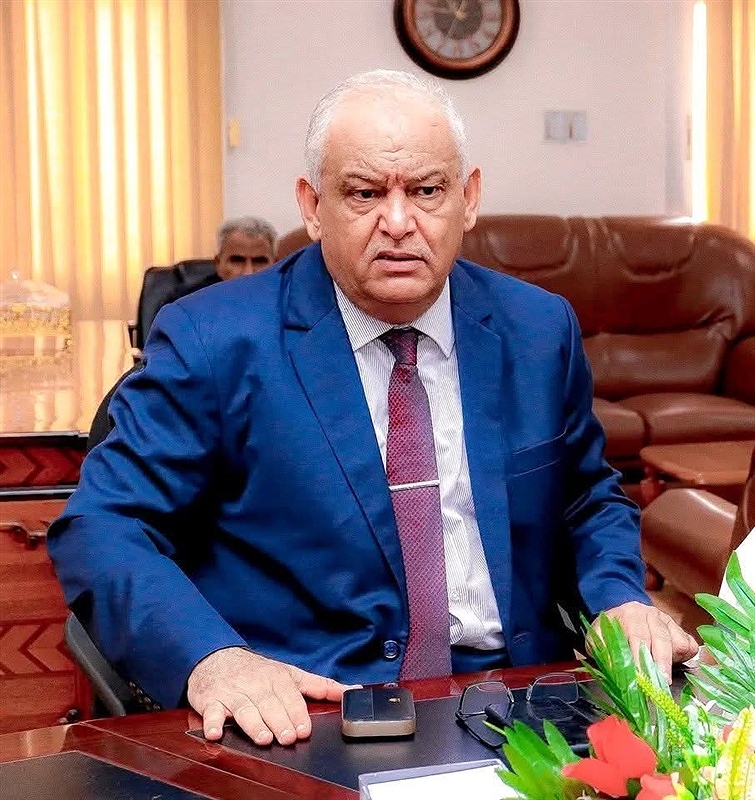 تصريح وزير الخدمة المدنية يثير سخرية واسعة بسبب ربطه انقطاع الكهرباء بزيارة أمريكا