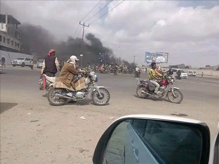 لحج.. مظاهرة غاضبة تنديدا بإنقطاع الكهرباء كليا منذ 12 يوما