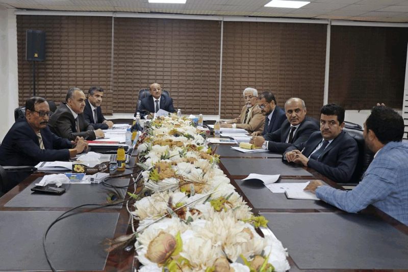 بنك عدن يناقش تقلبات أسعار الصرف ويقر تدابير جديدة لوقف انهيار العملة