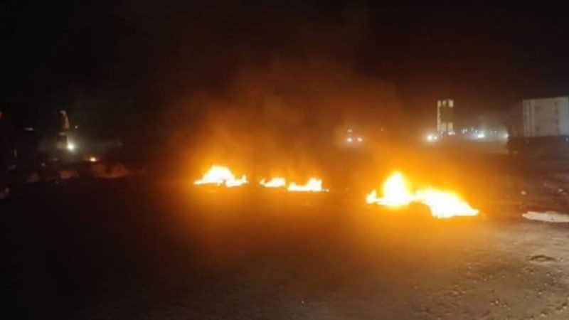 لحج: احتجاجات ليلية غاضبة في منطقة صبر بسبب تردي الأوضاع المعيشية وانقطاع الكهرباء