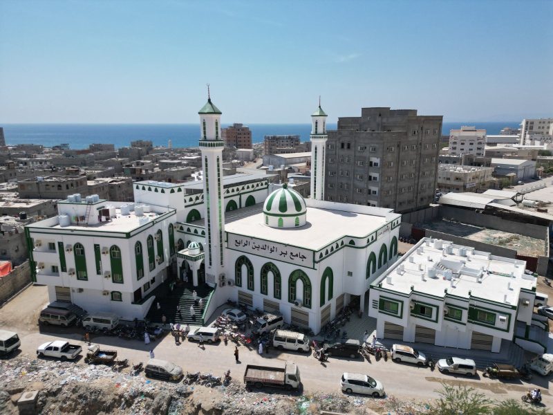 المكلا.. افتتاح مشروع مسجد “بر الوالدين” وتكريم 212 حافظاً للقرآن