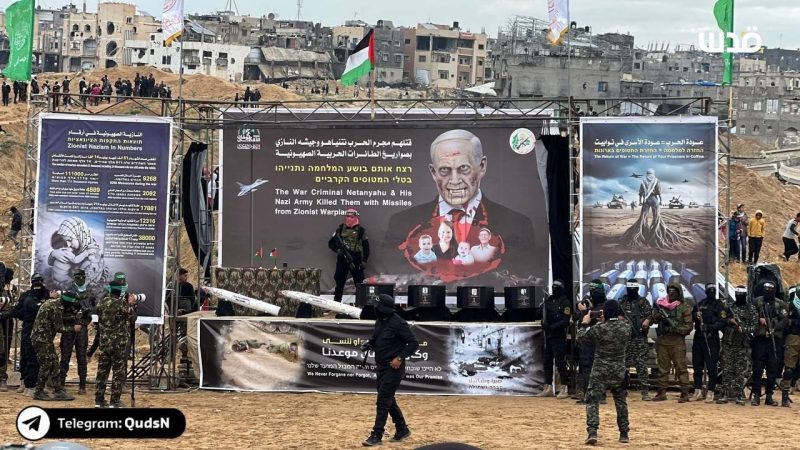 القسام تسلم جثامين 4 أسرى إسرائيليين وتحمّل نتنياهو مسؤولية قتلهم