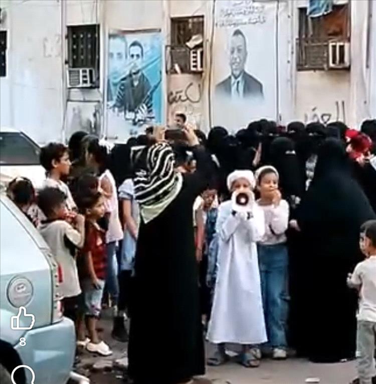 عدن.. تظاهرات نسوية حاشدة في كريتر تنديدا بتدهور الخدمات وانهيار العملة