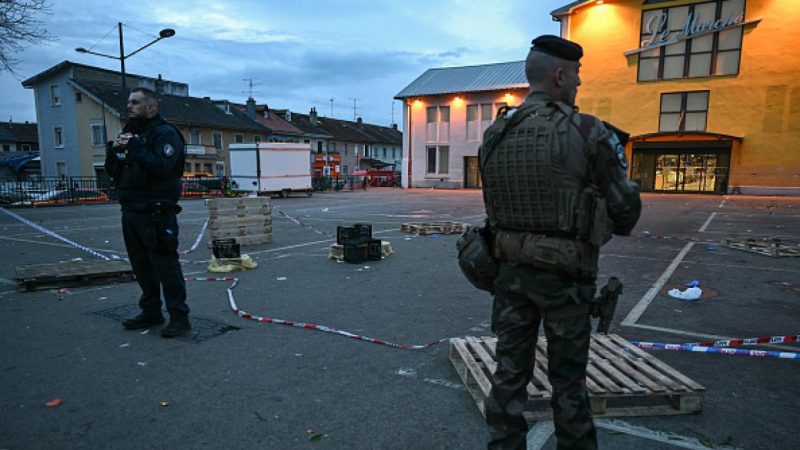 فرنسا: قتيل و5 جرحى في حادثة طعن وماكرون يعتبرها “عملاً إرهابياً”