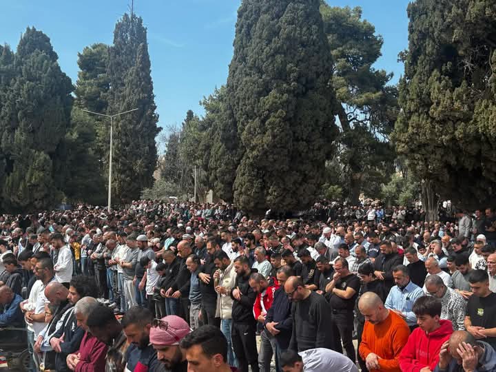 80 ألفاً يؤدون صلاة الجمعة الثانية من رمضان في المسجد الأقصى