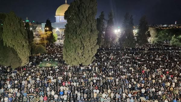 180 ألفاً يؤدون العشاء والتراويح في المسجد الأقصى