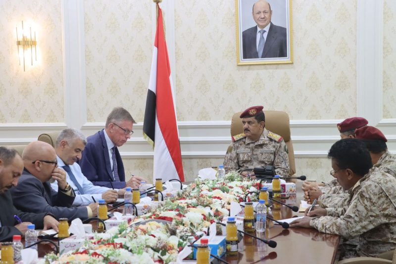 وزير الدفاع يبحث المستجدات العسكرية مع المستشار العسكري للمبعوث الأممي