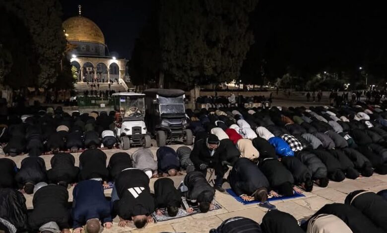 60 ألف مصلٍ يؤدون العشاء والتراويح في المسجد الأقصى رغم إجراءات الاحتلال