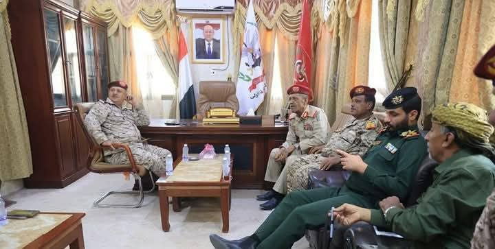 لقاء عسكري مفاجئ بين قادة المنطقتين الأولى والثانية بحضرموت..