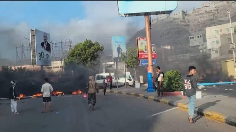 احتجاجات غاضبة في كريتر بسبب استمرار انقطاع الكهرباء وانهيار الخدمات