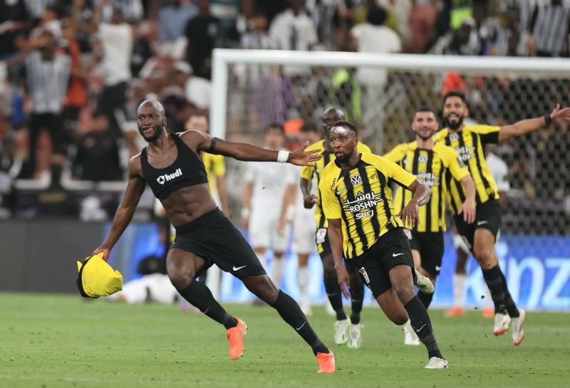 الإتحاد يخطف بطاقة نهائي كأس الملك في قمة درامية مثيرة للجدل أمام الشباب