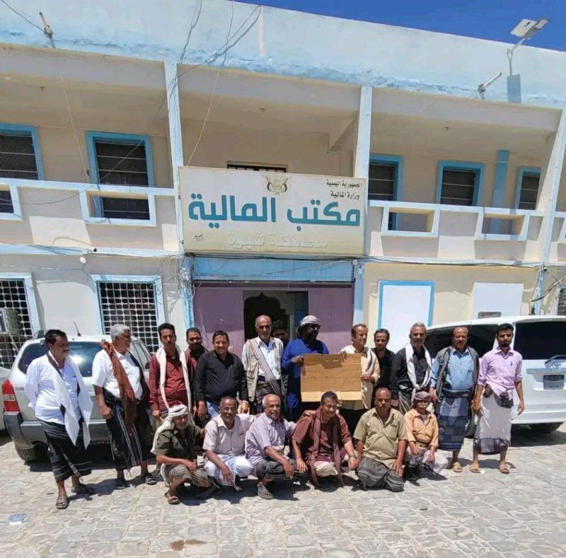 موظفو مالية شبوه يضربون ويطالبون بصرف مستحقاتهم
