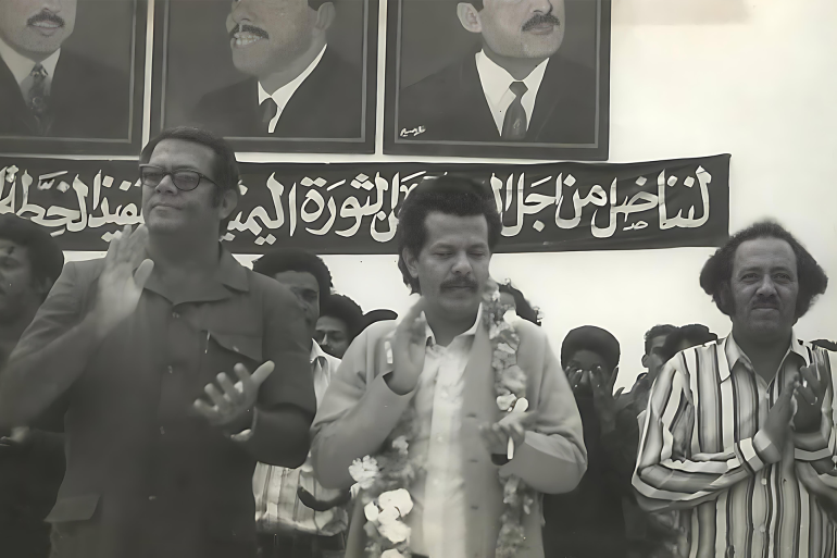 عبد الفتاح إسماعيل (وسط) الرئيس السابق لدولة جنوب اليمن ومؤسس الحزب الاشتراكي اليمني عام 1978 (مواقع التواصل)