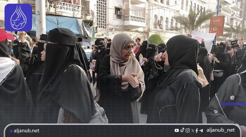 عدن: مظاهرة نسائية حاشدة في المعلا تندد بتردي الخدمات وانقطاع الكهرباء