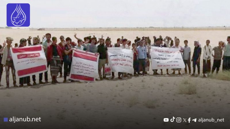 ملاك أراضٍ في غرب بئر أحمد يحتجون على مصادرة ممتلكاتهم من قبل قوات المجلس الانتقالي لصالح مشروع الطاقة الشمسية..