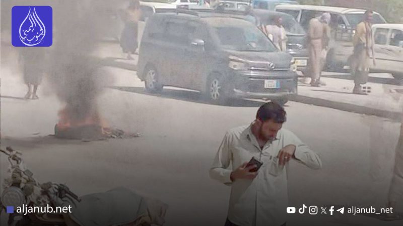 جنود الأمن العام يحتجون في عتق تنديداً بتدهور أوضاعهم المعيشية وتوقف الرواتب