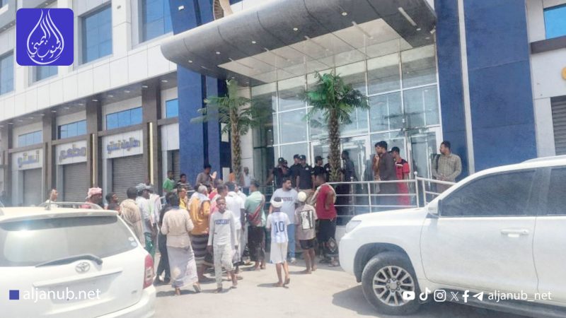 عناصر من المجلس الإنتقالي تمنع لجنة برلمانية من أداء مهامها وتجبرهم على مغادرة المكلا