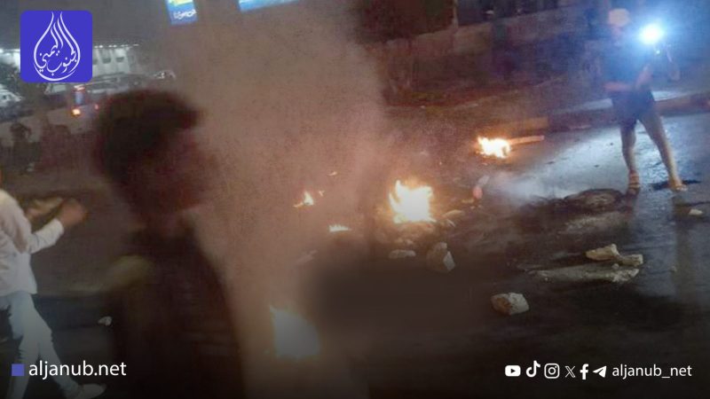 احتجاجات غاضبة في المنصورة بعدن تنديدًا بانهيار الخدمات وسط صمت السلطة المحلية