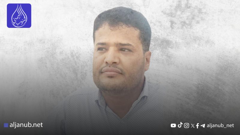 قوة أمنية تداهم منزل الصحفي حمود هزاع وتقتاده إلى جهة مجهولة