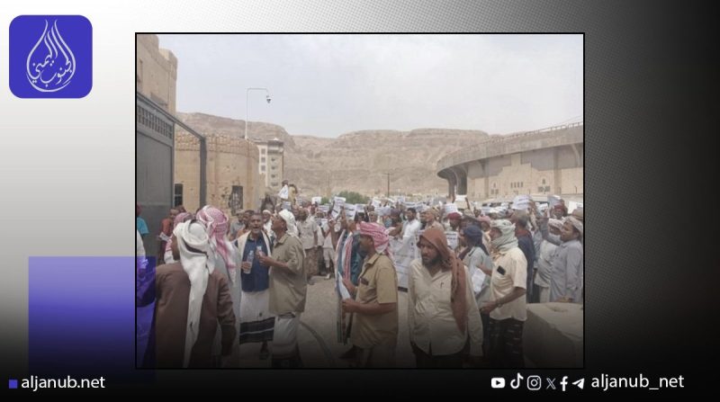 معلمون يحتجون للمطالبة بتحسين أوضاعهم المعيشية في سيئون